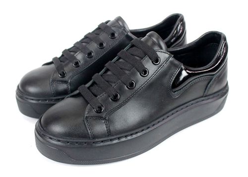 дамски сникърси от естествена кожа и черен лак с шито гъвкаво спортно ходило и стелка от естествена кожа