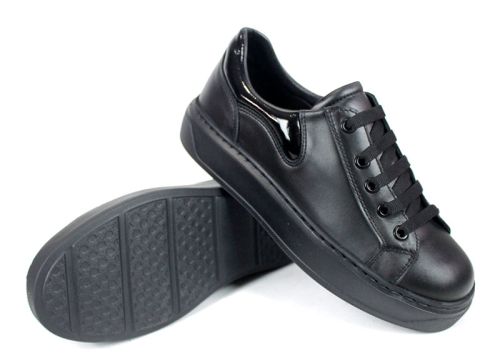 дамски сникърси от естествена кожа и черен лак с шито гъвкаво спортно ходило и стелка от естествена кожа