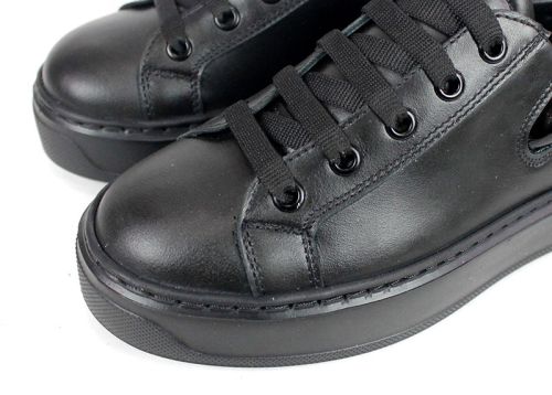 дамски сникърси от естествена кожа и черен лак с шито гъвкаво спортно ходило и стелка от естествена кожа