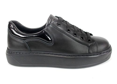 дамски сникърси от естествена кожа и черен лак с шито гъвкаво спортно ходило и стелка от естествена кожа