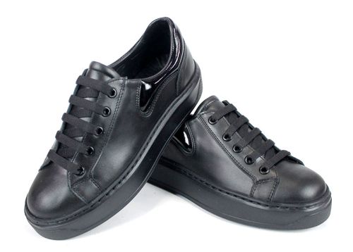 дамски сникърси от естествена кожа и черен лак с шито гъвкаво спортно ходило и стелка от естествена кожа