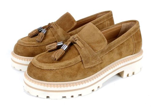 дамски лоуфъри от естествен велур в цвят канела със светло бежово ходило и декоративни пискюли с метални елементи