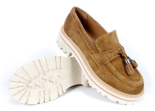 дамски лоуфъри от естествен велур в цвят канела със светло бежово ходило и декоративни пискюли с метални елементи