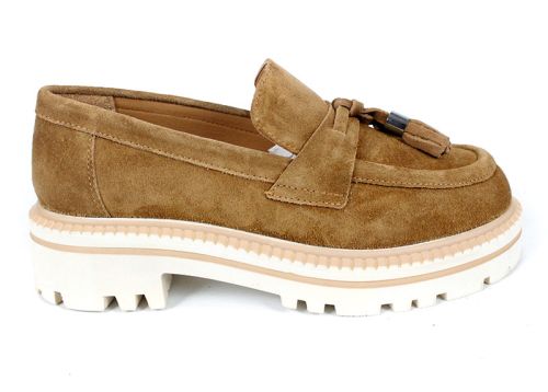 дамски лоуфъри от естествен велур в цвят канела със светло бежово ходило и декоративни пискюли с метални елементи