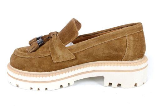 дамски лоуфъри от естествен велур в цвят канела със светло бежово ходило и декоративни пискюли с метални елементи