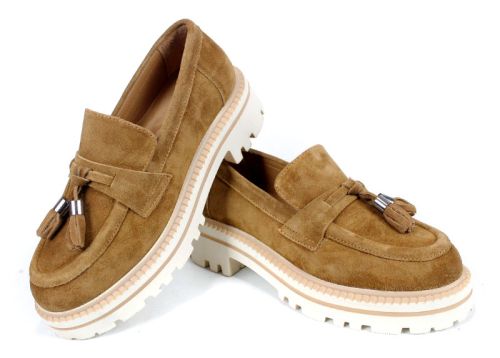 дамски лоуфъри от естествен велур в цвят канела със светло бежово ходило и декоративни пискюли с метални елементи