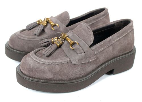 Дамски лоуфъри Doux Éclat от естествен велур във визонен цвят, с декорация и олекотено ходило.