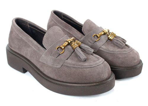 Дамски лоуфъри Doux Éclat от естествен велур във визонен цвят, с декорация и олекотено ходило.