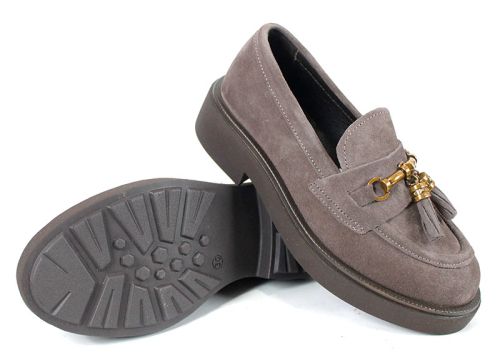 Дамски лоуфъри Doux Éclat от естествен велур във визонен цвят, с декорация и олекотено ходило.