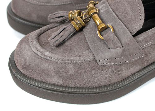 Дамски лоуфъри Doux Éclat от естествен велур във визонен цвят, с декорация и олекотено ходило.