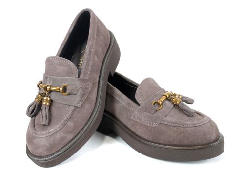 Дамски лоуфъри Doux Éclat от естествен велур във визонен цвят, с декорация и олекотено ходило.