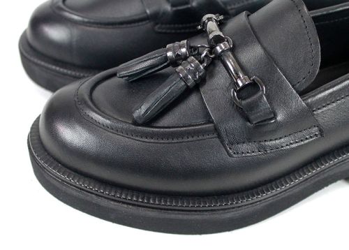 дамски лоуфъри Doux Éclat от естествена кожа в черен цвят с метална декорация и олекотено ходило