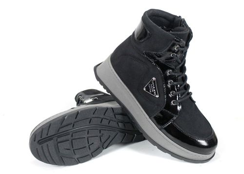 Дамски спортни боти Astra Nero от естествен набук и лак в черен цвят с контрастно сиво ходило, хастар и стелка от трико