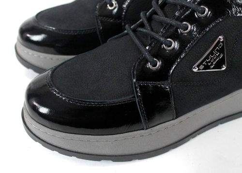 Дамски спортни боти Astra Nero от естествен набук и лак в черен цвят с контрастно сиво ходило, хастар и стелка от трико