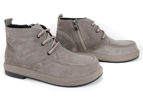 Дамски кларкове Linea Velluto от естествен велур в цвят визон с гъвкаво равно ходило и класически дизайн