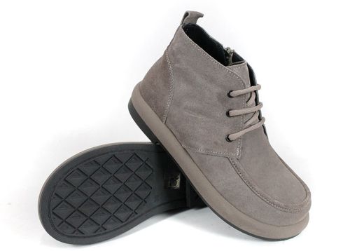 Дамски кларкове Linea Velluto от естествен велур в цвят визон с гъвкаво равно ходило и класически дизайн