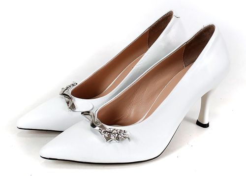 Бели официални обувки с брошка – модел Luxe Éternelle