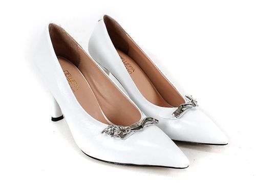 Бели официални обувки с брошка – модел Luxe Éternelle