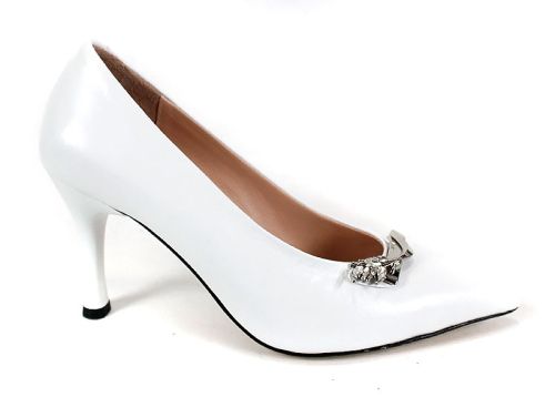 Бели официални обувки с брошка – модел Luxe Éternelle