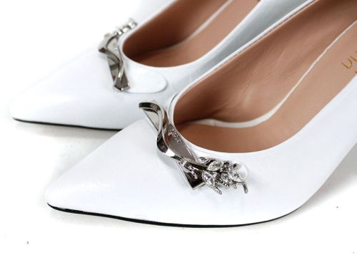 Бели официални обувки с брошка – модел Luxe Éternelle