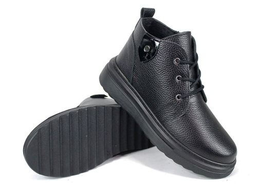 Дамски зимни кларкове от черна кожа с лачен аксесоар - модел Winter Glossy Clarks