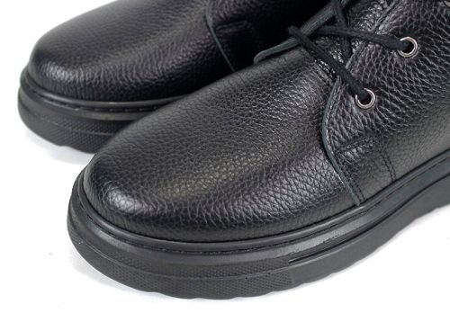 Дамски зимни кларкове от черна кожа с лачен аксесоар - модел Winter Glossy Clarks