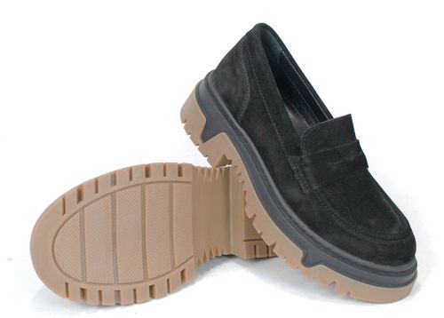 Дамски велурени лоуфъри Aurora Line в черен цвят с дебело контрастно ходило