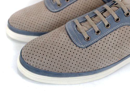 Мъжки летни обувки Arvo Pace от естествен перфориран набук в бежов цвят с дънково син акцент