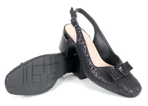 Дамски сандали Riva Plain от естествена кожа с отворена пета, перфорация и широк ток