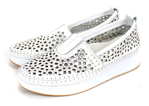 Mira Flow – дамски летни обувки от естествена кожа с перфорация в бяло