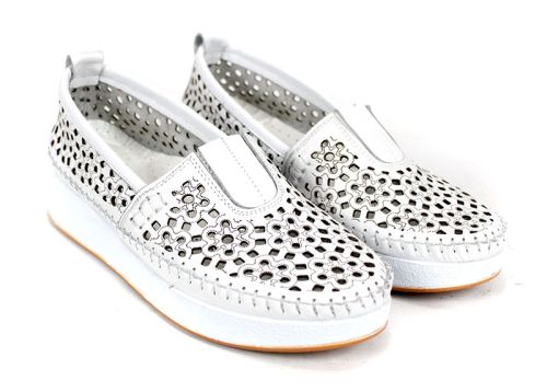 Mira Flow – дамски летни обувки от естествена кожа с перфорация в бяло