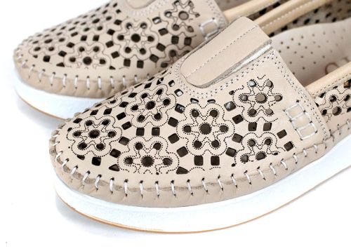 Mira Flow – леки дамски летни обувки от естествена кожа в бежово