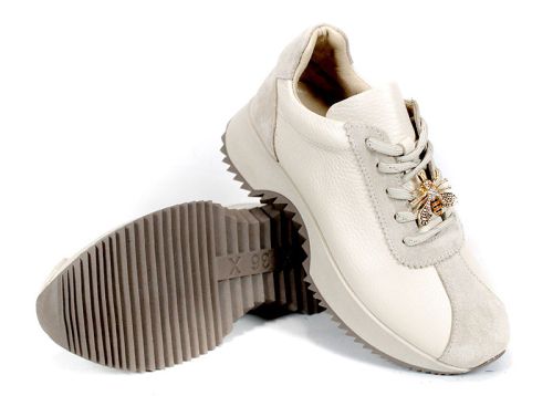 Дамски бежови сникърси Breeze Line с олекотено ходило и брошка пчела