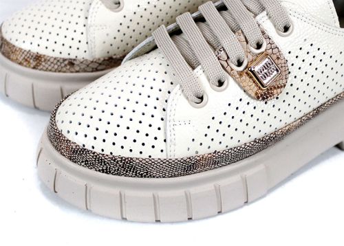 Nova Grace – дамски летни обувки от естествен лак със ситна перфорация в бежово