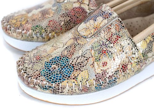 Mira Flow – дамски летни обувки от естествена кожа в бежов флорален десен