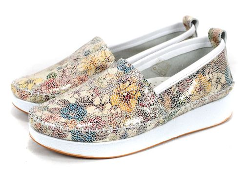 Mira Flow – дамски летни обувки от естествена кожа в бял флорален десен