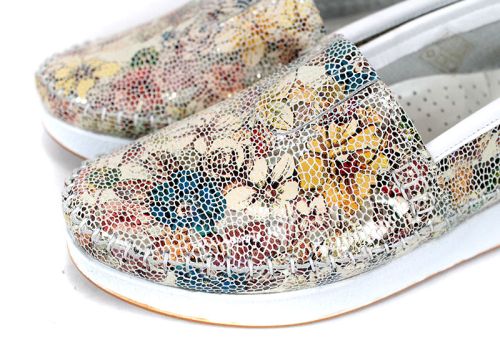 Mira Flow – дамски летни обувки от естествена кожа в бял флорален десен