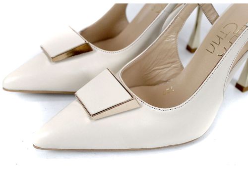 дамски сандали със затворени пръсти Velora Muse крем