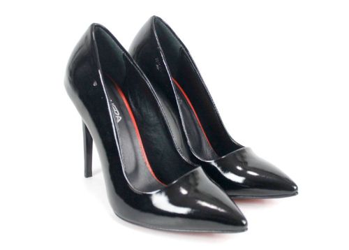 елегантни черни лакирани обувки на ток