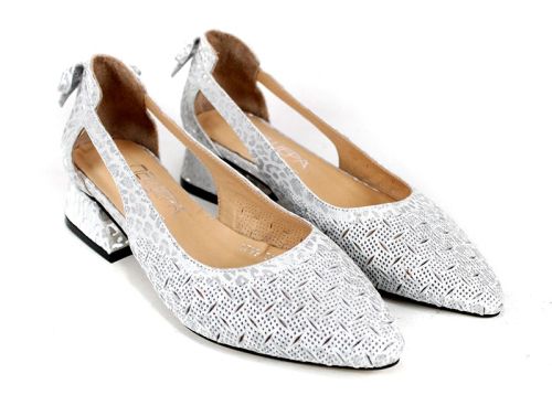 Дамски обувки Aria Flow от естествена кожа в бяло с перфорация и нисък ток