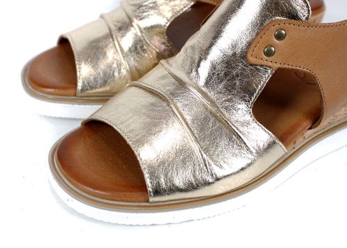 удобни дамски летни сандали със златист акцент