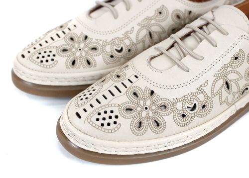 Летни обувки Nerisa Flow – дамски модел от естествена кожа в бежово с флорална перфорация