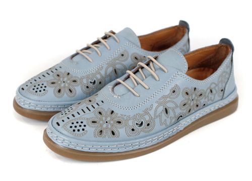 Летни обувки Nerisa Flow – дамски модел от естествена кожа в нежно синьо с флорална перфорация