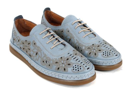 Летни обувки Nerisa Flow – дамски модел от естествена кожа в нежно синьо с флорална перфорация