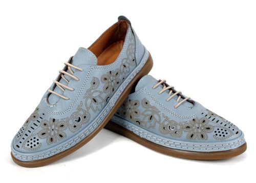 Летни обувки Nerisa Flow – дамски модел от естествена кожа в нежно синьо с флорална перфорация