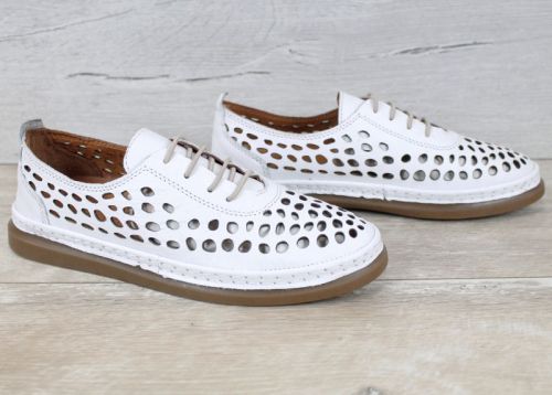 Soraya Lune – дамски летни обувки от естествена кожа в бяло с едра перфорация