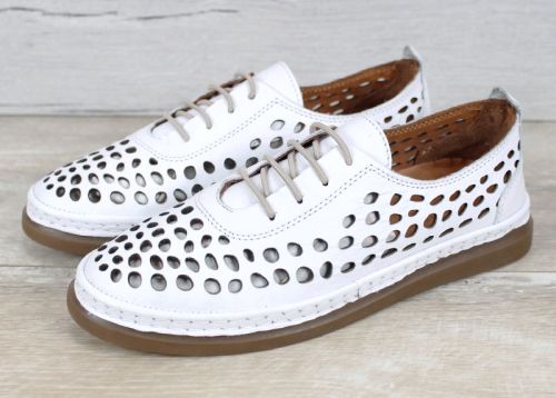 Soraya Lune са дамски летни обувки от естествена кожа в бял цвят с едра перфорация, предназначени за комфорт и добра вентилация през топлите месеци. Моделът е лек, с гъвкаво ходило и удобна вътрешност, което го прави подходящ за ежедневно носене и продълж