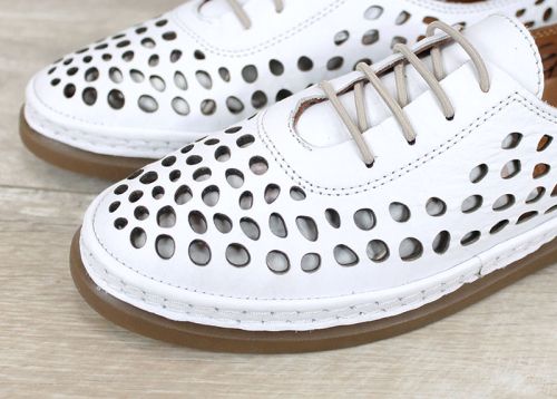 Soraya Lune – дамски летни обувки от естествена кожа в бяло с едра перфорация
