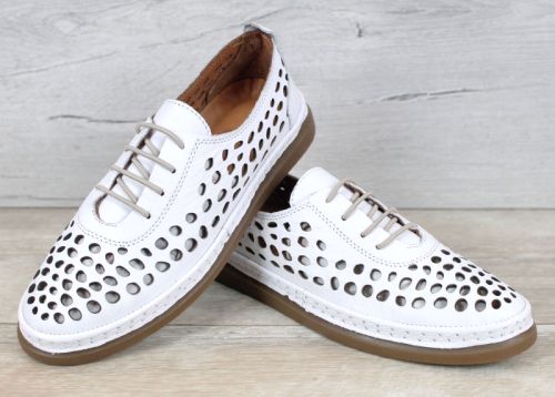 Soraya Lune – дамски летни обувки от естествена кожа в бяло с едра перфорация