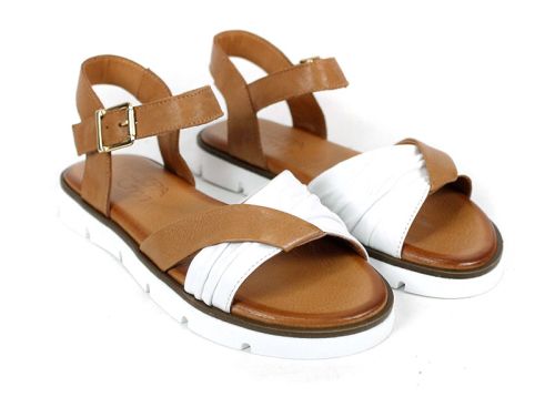 Chic Essence – дамски сандали от естествена кожа в бяло и светло кафяво с елегантен контраст